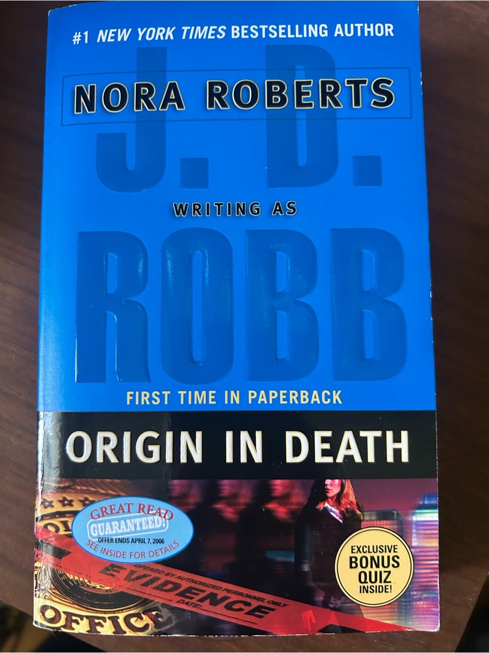 Nora Roberts (J.D. Robb) - Origin in Death - Blue Paperback